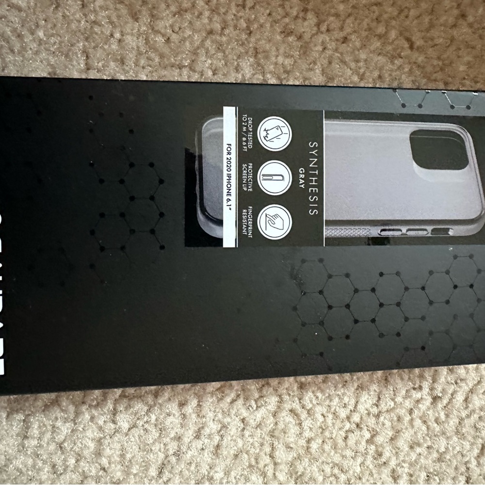 2 phone cases and 1 glass screen protector (for iPhone 12/12 pro) - Picture 5 of 10